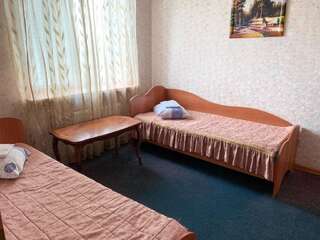 Отель Отель Ингул / Hotel Ingul Николаев Двухместный номер с 2 отдельными кроватями и общей ванной комнатой-1